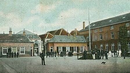 Binnenplaats van het Koloniaal Werfdepot aan de Smeepoortstraat Harderwijk, 1899 (Bron: Wikimedia)e ansichtkaart, ca. 1900