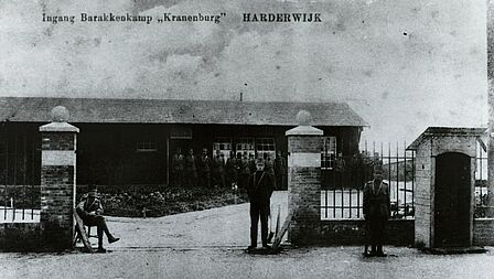 Ingang en hekwerk barakkenkamp Kranenburg, 1914 (Bron: NIMH)